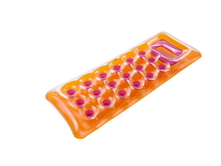 Orangener und rosa aufblasbarer Pool-Liegestuhl.
