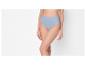 Eine Frau trägt hellblaue High-Waist-Slips.