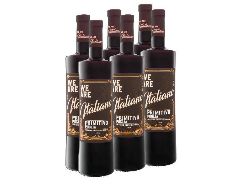 Sieben Flaschen Primitivo Puglia Wein mit „We Are Italian“ auf den Hals-Etiketten.
