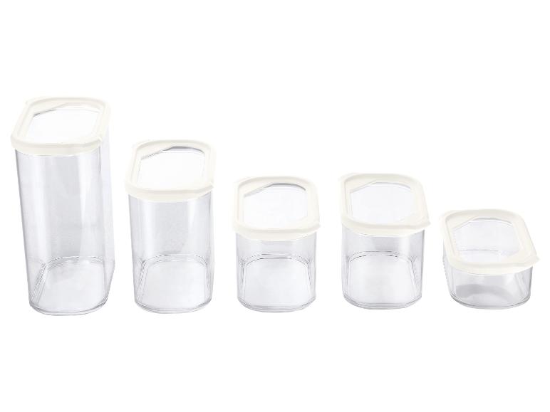 Set aus 5 transparenten Lebensmittelbehältern mit weißen Deckeln.