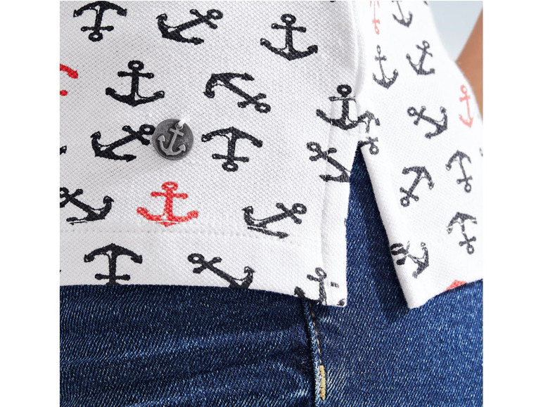 Weißes T-Shirt mit Anker-Print und blaue Jeans.