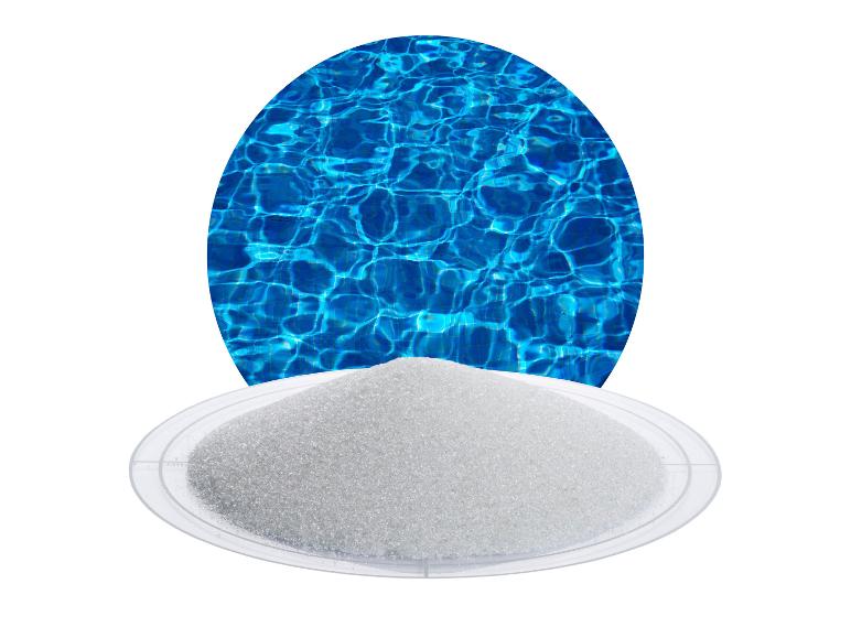 Poolfiltersand und glitzerndes blaues Wasser.