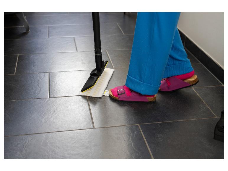 Person mit Dampfmopp reinigt Boden, trägt rosa Sandalen und blaue Hose.
