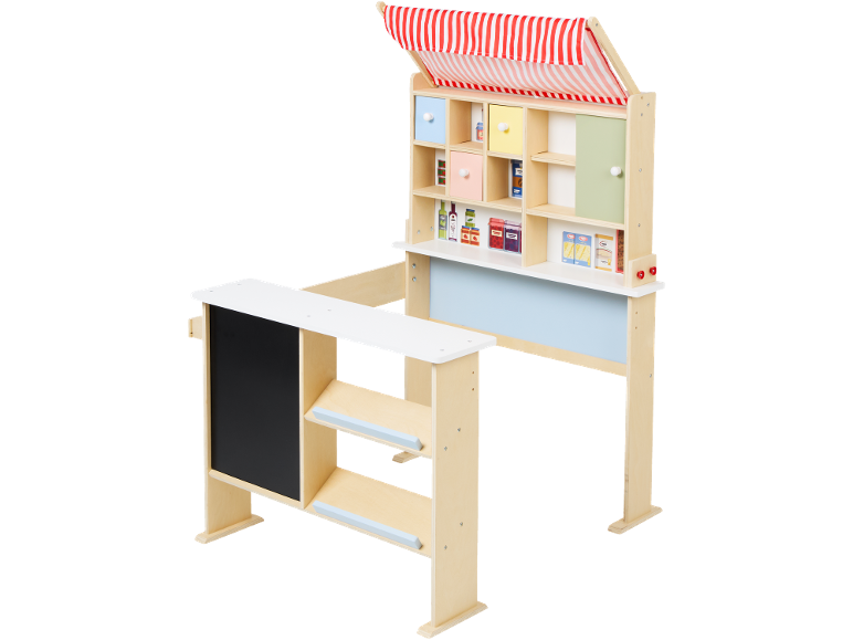Holzspielstand mit gestreifter Markise, Kreidetafel und Regalen voller Lebensmittel.