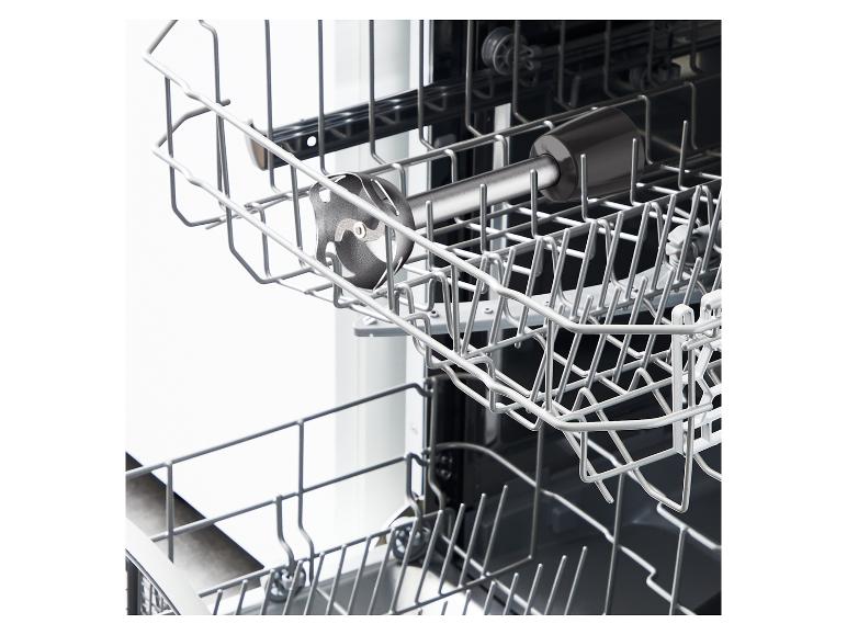 Ein Stabmixer aus Metall und Schwarz liegt im oberen Korb einer Spülmaschine.