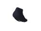 Schwarze kurze Socke mit weißem Logo an der Unterseite.