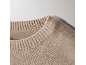 Nahaufnahme des Ausschnitts eines beige gestrickten Pullovers