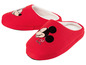 Rote Hausschuhe mit Mickey Mouse Motiv.