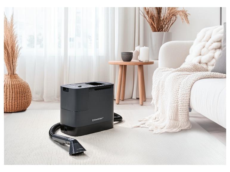 SilverCrest Teppichreiniger in einem Wohnzimmer mit weißem Teppich und Sofa.