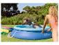 Aufstellbecken, Wasserspiele und Badekleidung, sonniger Sommer.