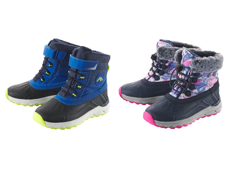 Zwei Paar Kinder-Winterstiefel: blaue mit neongelben Akzenten und dunkelblaue mit rosa Blumenmuster.