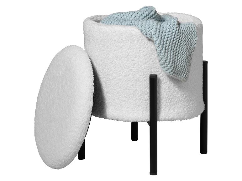 Weißer, texturierter Aufbewahrungshocker mit Deckel und schwarzen Beinen, mit einer blauen Strickdecke.