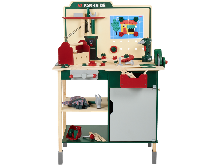 Hölzerne Spielzeug-Werkbank mit Werkzeugen, darunter Bohrmaschine, Hammer und verschiedene Muttern und Schrauben.