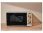 Beige Mikrowelle mit schwarzem Bedienfeld und Holzoptik-Drehknöpfen.
