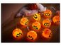 Eine Lichterkette mit orangefarbenen Kürbisformen für Halloween.