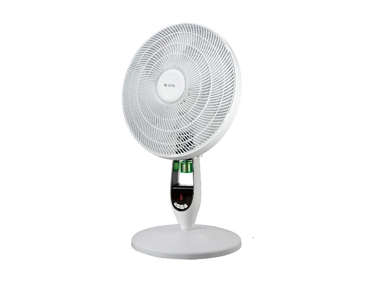 Weißer Standventilator mit Digitalanzeige und „BE COOL“-Schriftzug