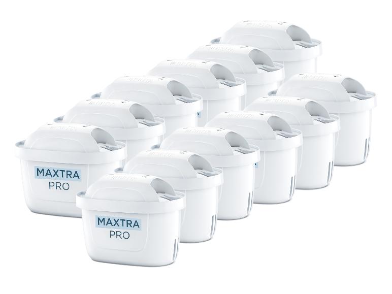 Eine Reihe weißer BRITA MAXTRA PRO Wasserfilter auf weißem Hintergrund.