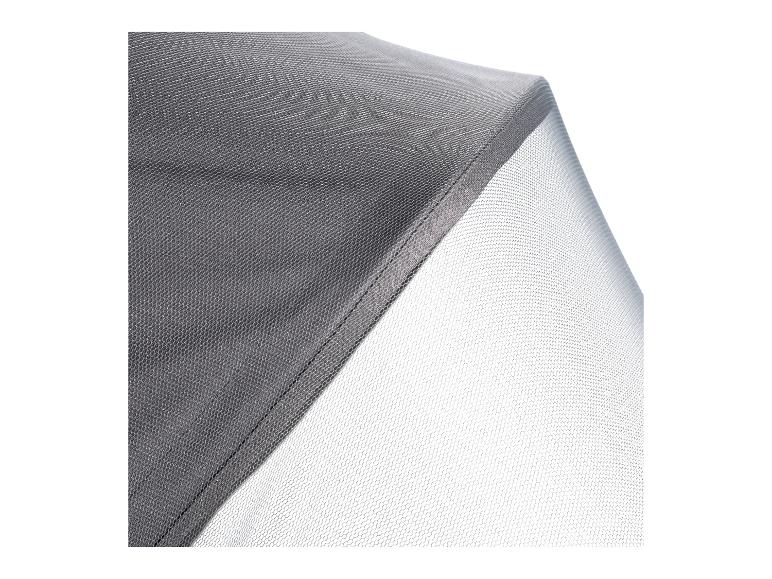 Nahaufnahme eines grauen Moskitonetzes mit feinem Netzgewebe.