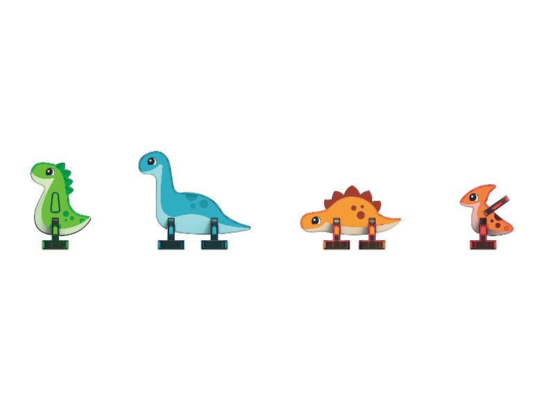 Vier bunte Dinosaurier-Spielzeuge: ein grüner T-Rex, ein blauer Brontosaurus, ein oranger Stegosaurus und ein Pterodaktylus.