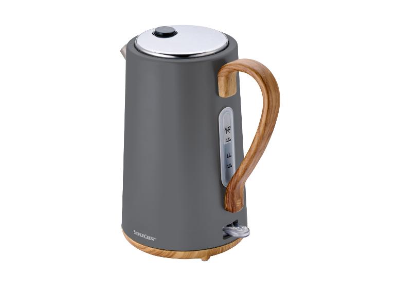 Graue Wasserkocher von SilverCrest mit Holzgriff.