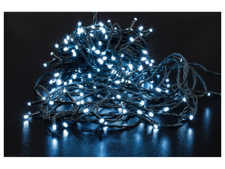 Ein Haufen weißer LED-Weihnachtsbeleuchtung auf dunklem Untergrund.