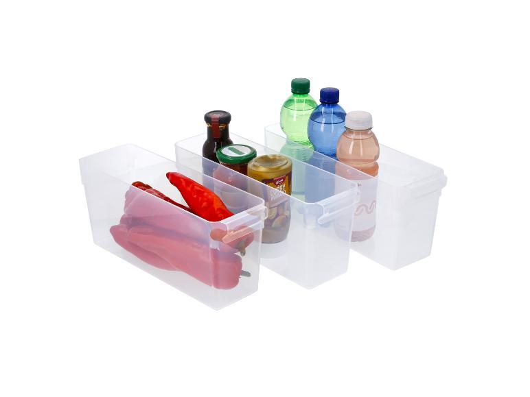 Transparente Kühlschrank-Organizer mit Paprika, Saucen und Getränken.