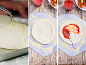 Dreiteiliges Bild, das die Zubereitung von Pizzateig zeigt: mit Olivenöl beträufelt, auf einen Pizzaschieber gelegt und mit Tomatensauce belegt.