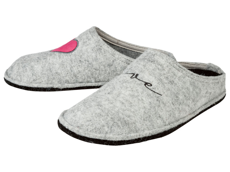 Graue Wollpantoffeln mit einem rosafarbenen Herz und dem Schriftzug 'we'.