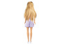 Eine Barbie-Puppe mit langen blonden Haaren, trägt einen lila Rock und weiße Turnschuhe.