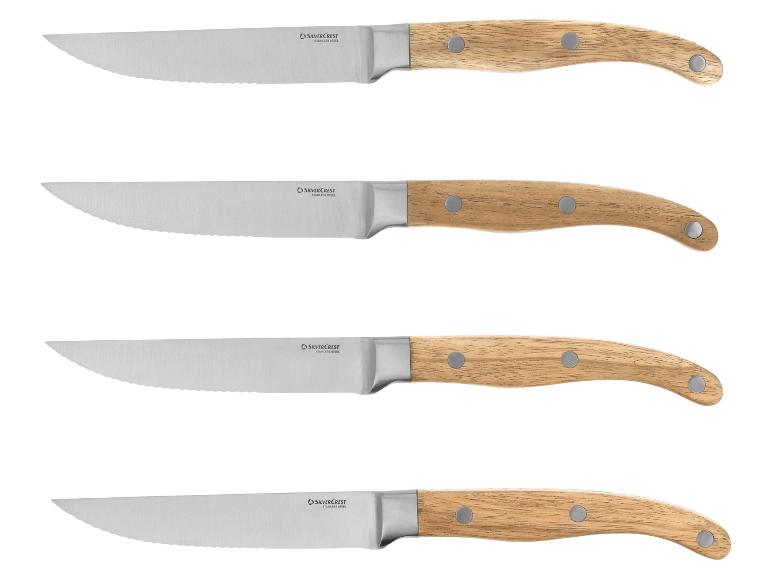 Set aus vier Steakmessern mit gezackten Klingen und Holzgriffen.