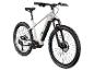 Weißes E-Mountainbike mit grünen und schwarzen Akzenten, Vorderansicht.