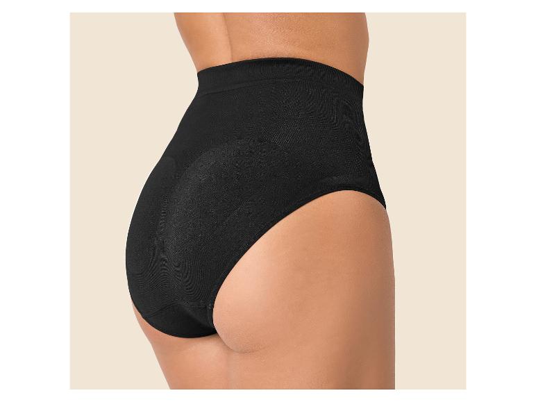 Frau in schwarzem, figurformendem Slip mit hoher Taille, Seitenansicht.