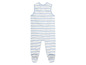 Ein gestreiftes Baby-Overall mit Füssen.