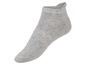 Eine graue Socke mit niedriger Schafthöhe.