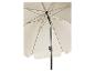 Unterseite eines beigen Gartenschirms mit schwarzem Gestell und Kurbelmechanismus.