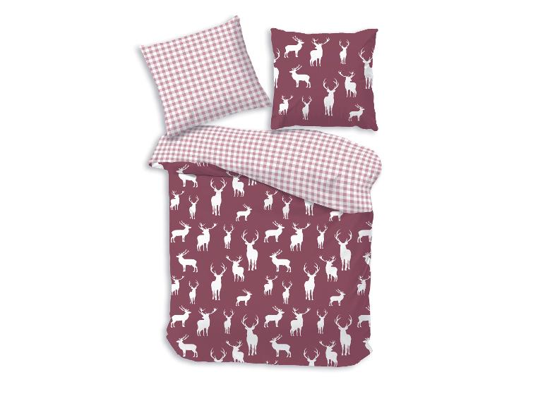 Ein Bettbezug mit Hirsch-Muster und einem karierten Kissen.