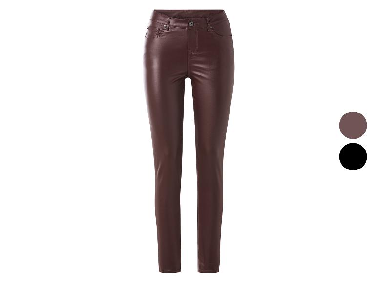 Damenhose aus braunem Kunstleder mit zwei Farboptionen.