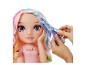 Rainbow High Puppe mit bunten Haaren, die von Händen geflochten werden.