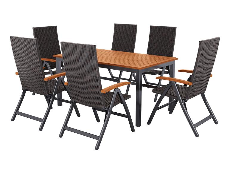 Gartenmöbel mit Holztisch und sechs dunklen Rattan-Stühlen.
