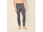 Mann trägt dunkelgraue Thermounterhose.