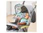 Baby im Kinderwagen schaut auf ein hängendes Mobile mit wolkenförmigen Spielzeugen.