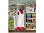 Nähzimmer mit Schaufensterpuppe in weißem Kleid, Stoffen, Nähmaschine und Bastelzubehör.