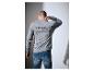 Mann in grauem Sweatshirt mit Text auf dem Rücken und blauen Jeans