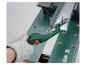 Eine grüne Handsäge schneidet ein Metallprofil, mit Schutzhandschuh und Werkbank.