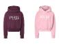 Zwei Kinder-Hoodies, ein bordeauxfarbener mit „PARIS AMOUR CLUB“ und ein rosafarbener mit „ASPEN COLORADO“.