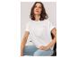 Frau in weißem T-Shirt und Jeans, auf einem Stuhl sitzend.