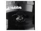 Detail einer schwarzen Russell Hobbs Kaffeemaschine mit Markenlogo.