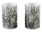 Zwei weiße zylindrische Kerzen mit Baumrindenstruktur