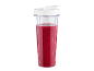 Mixbecher mit rotem Smoothie und weißem Deckel.