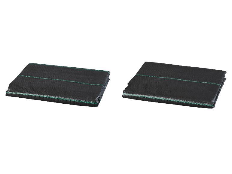 Zwei gefaltete schwarze Gartenvliese mit blaugrünen Streifen.